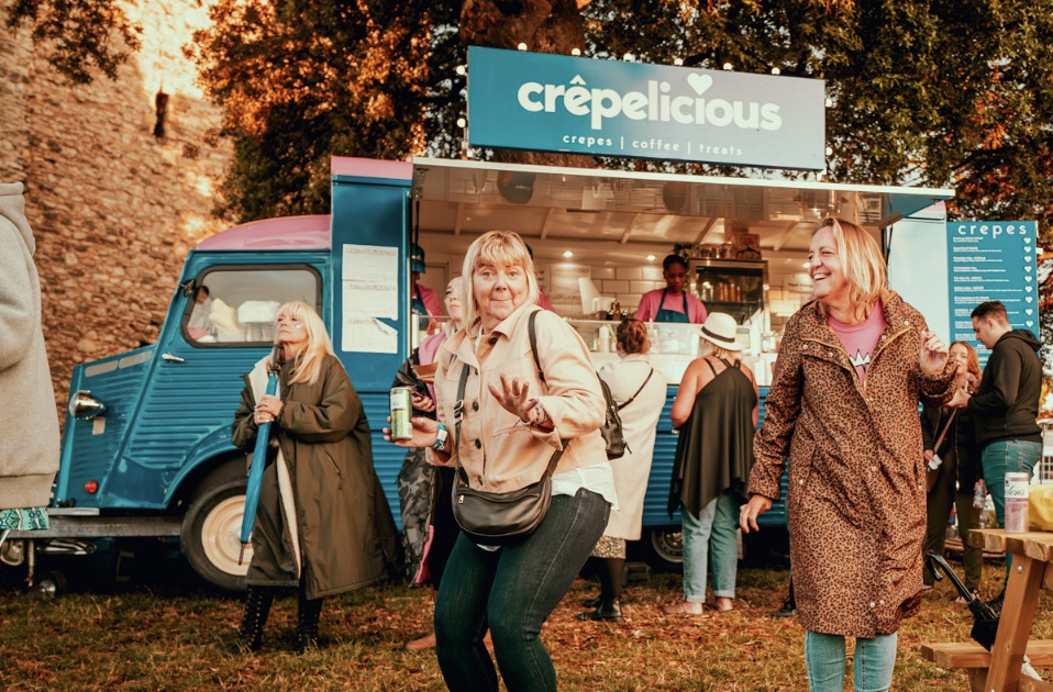 Crêpelicious vintage van serving visitors at an event
